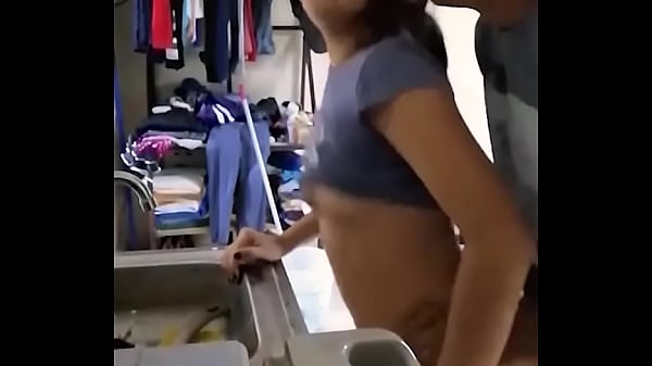 Chica linda mexicana fledgling es cogida mientras lava la vajilla
